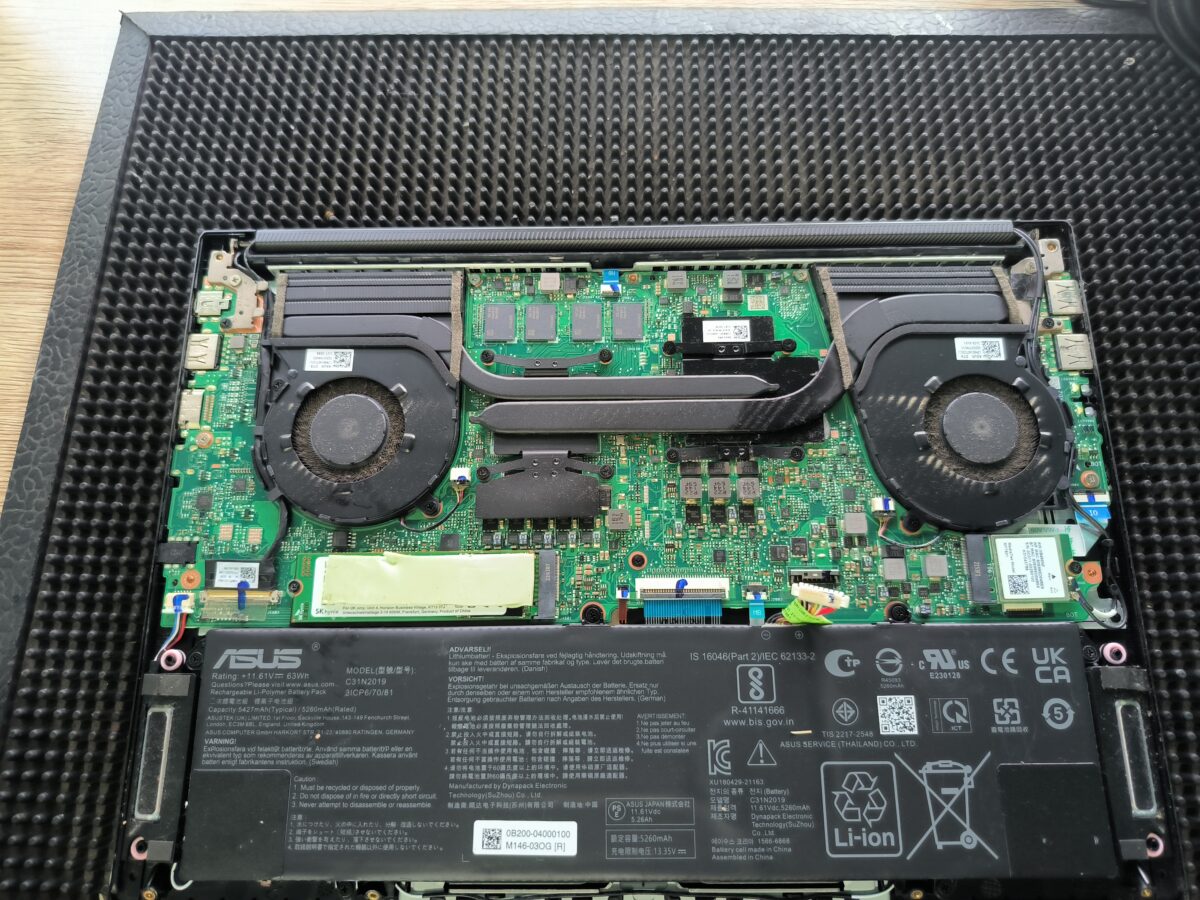 cleaning laptop